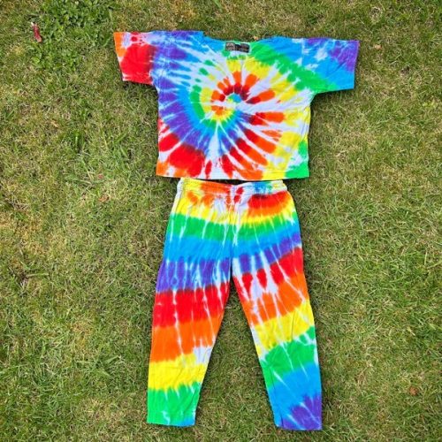 Short seeved pyjama set tie dyed in rainbow colours